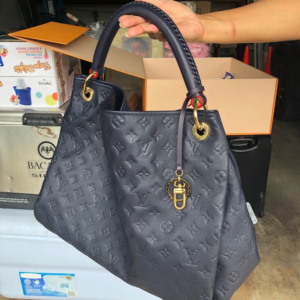 Louis Vuitton ARTSY MM Handbag in Navy Blue